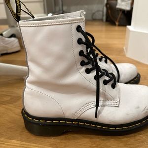 WHITE DOC MARTINS